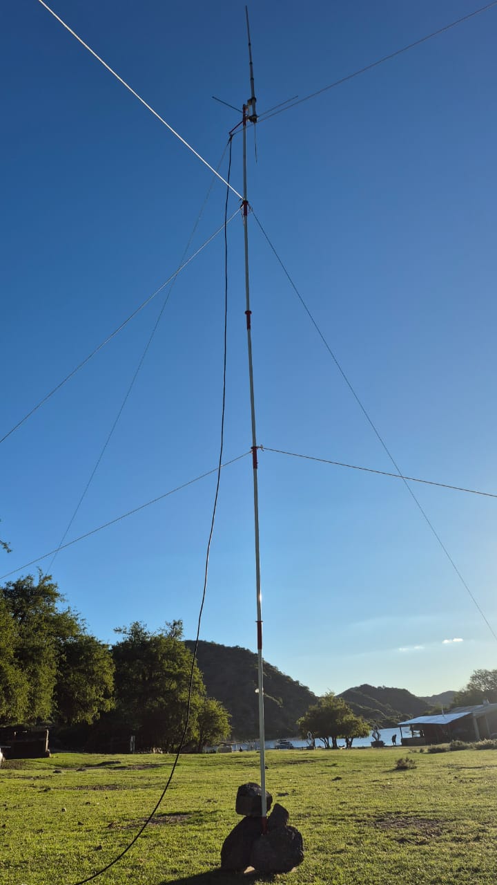 Antena desplegada con sierras y embalse de fondo